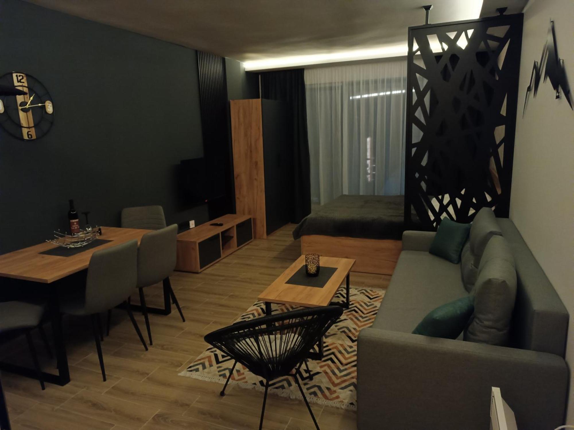 Xl Apartments, Hill,